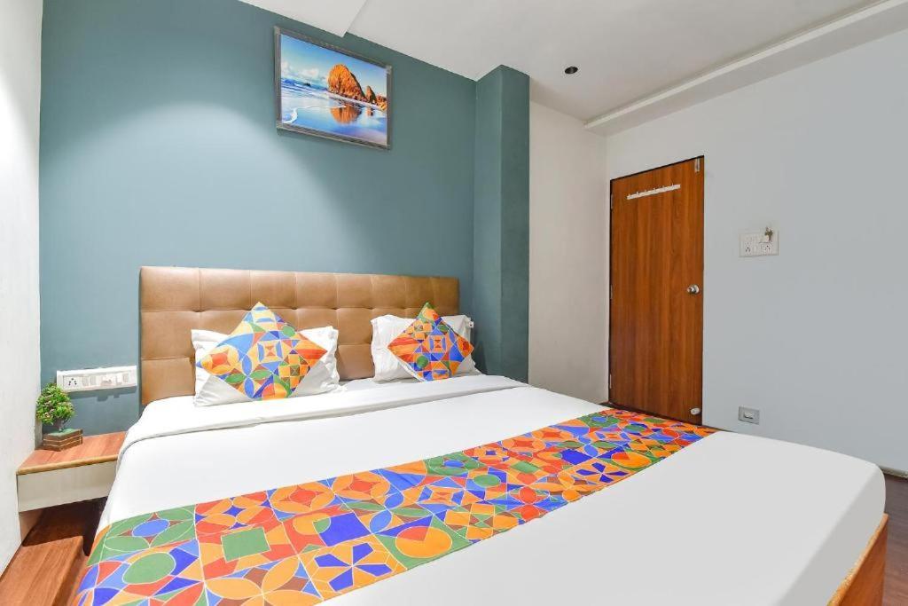 Nidhivan Hotel And Rooms Szúrat Kültér fotó