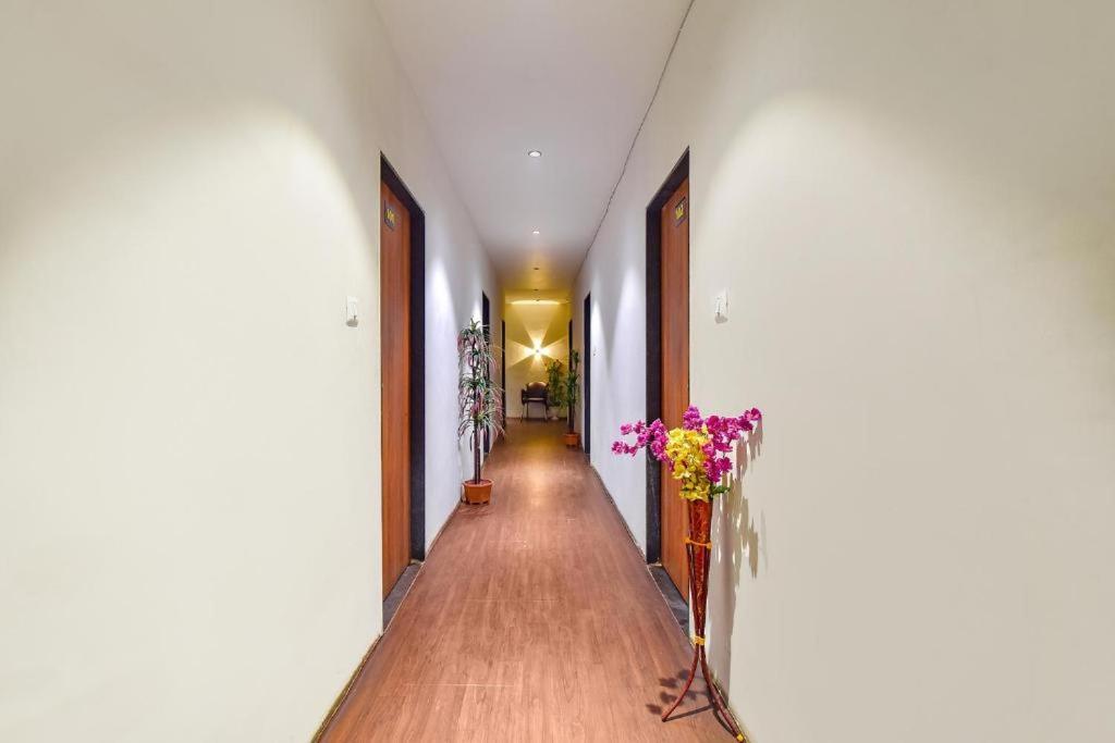 Nidhivan Hotel And Rooms Szúrat Kültér fotó